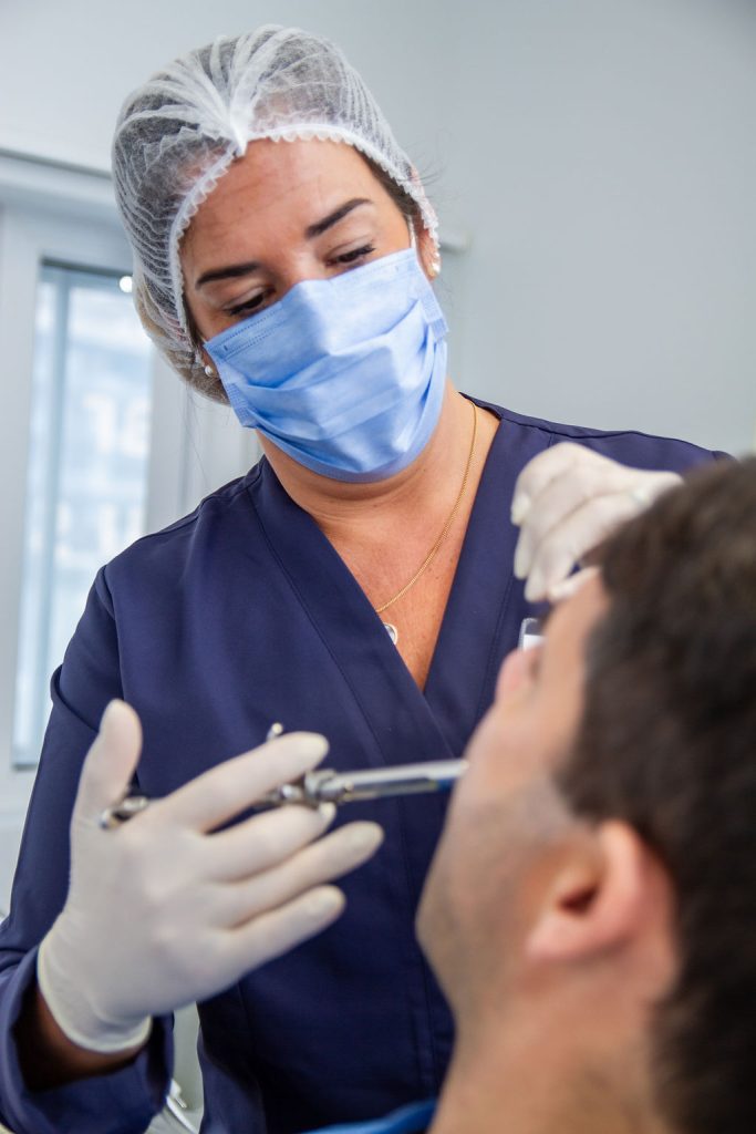 Dentista com seringa Dentista com seringa